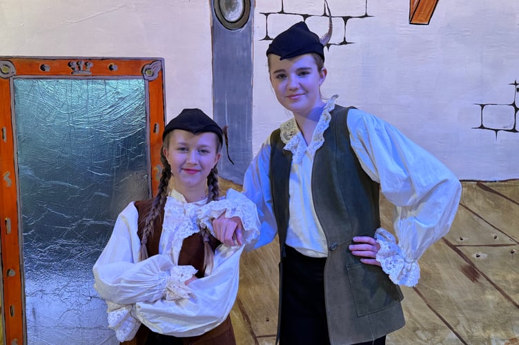 Jimmy the Jester is played by Savannah Drake and right, Evie Hope plays Nasty Nick.  AQ 2135
