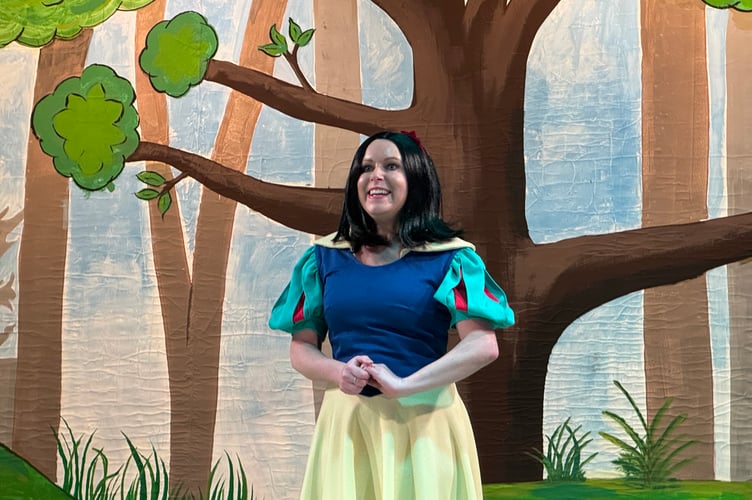 Snow White is played by Sarah Drake.  AQ 2225
