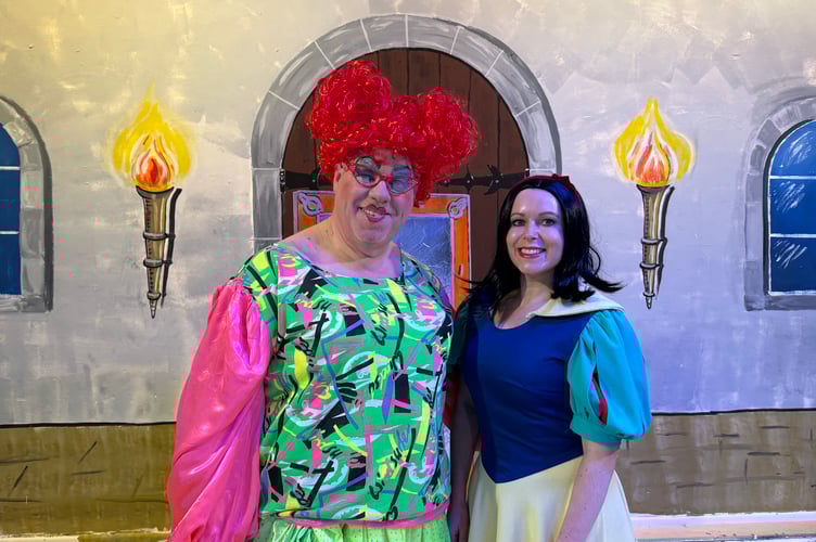 The dame with Snow White.  AQ 2112