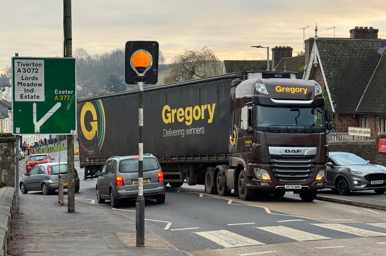 The broken down lorry in Union Road, Crediton.  AQ 2276
