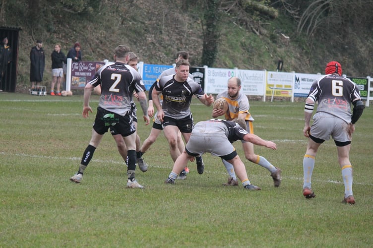 Crediton Thirds player in possession against South Molton Seconds. AQ 0505

