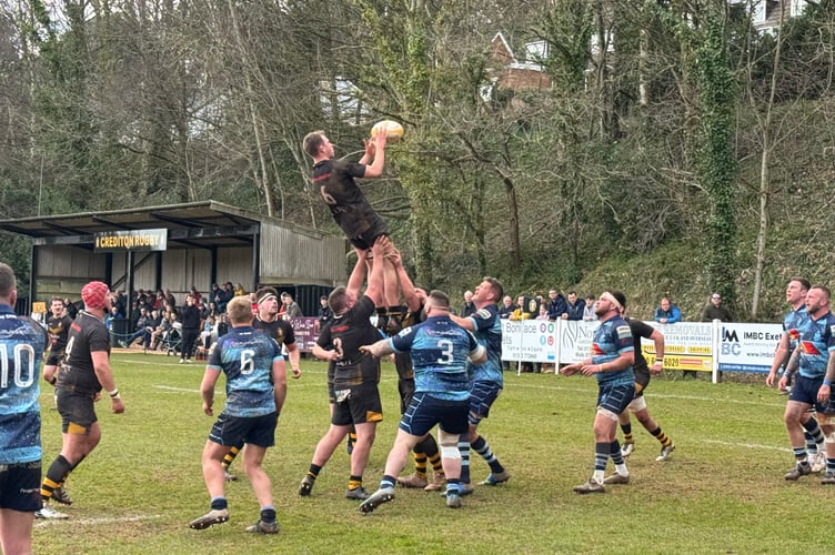 Crediton win the line out v Tiverton.  AQ 5696
