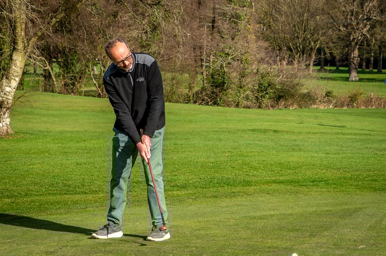Stewart Cowling putt out.