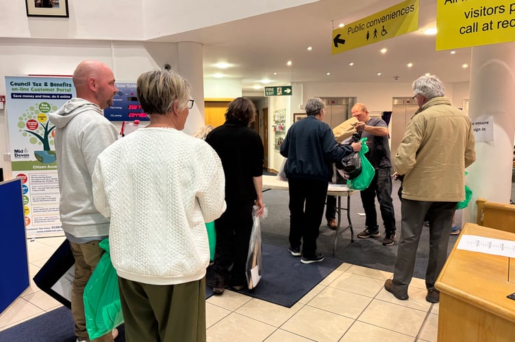 A queue of people arriving to hand in the ballot boxes at Phoenix House.  AQ 9928
