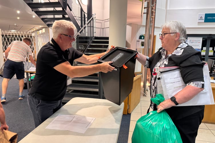 Another ballot box arriving at Phoenix House, Tiverton.  AQ 9905
