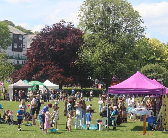 Crowds flock to Crediton vintage VE Day picnic