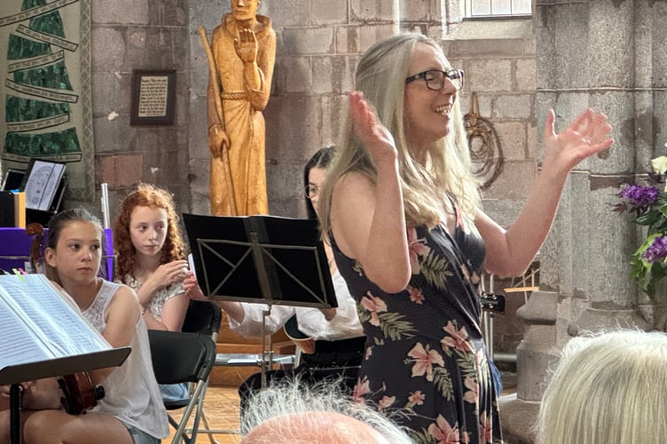 Crediton Youth Orchestra leader Alison Golby introduces another tune. AQ 2163