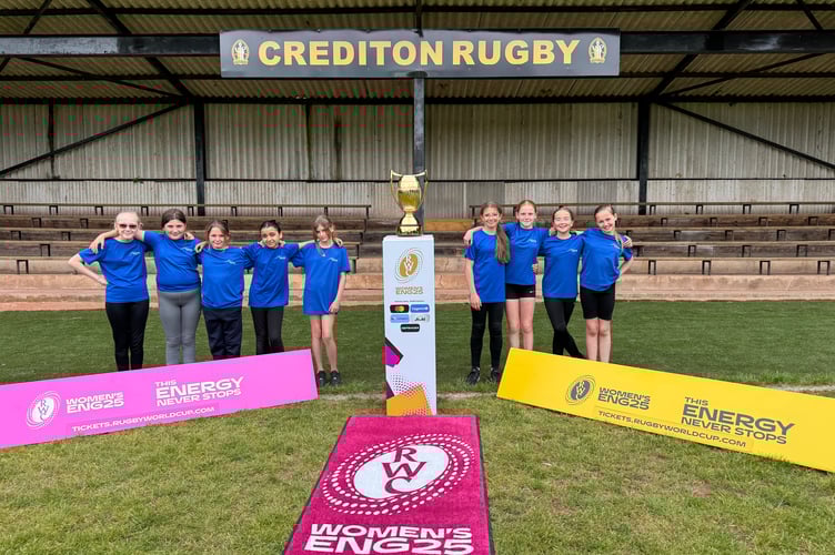 Wynstream Primary School girls with the Women’s Rugby World Cup trophy. AQ 2343