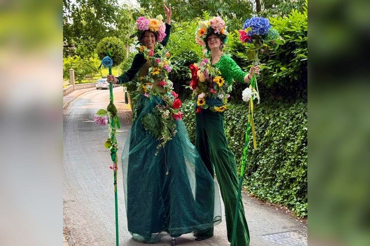 Stiltwalkers en route to the event