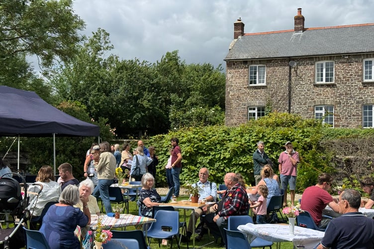 Enjoying teas and a chat at the Open Garden and Farm Walk event. AQ 4241