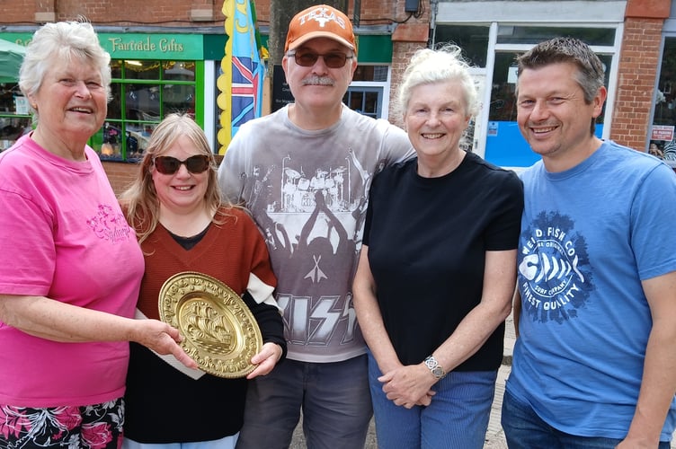 The Plate Trophy winners receive their trophy from Valerie Brewer, left.