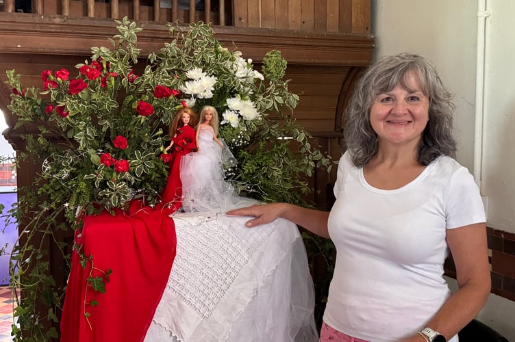 Tracy Mellor created a floral display about ‘Snow White and Rose Red’.  AQ 4527
