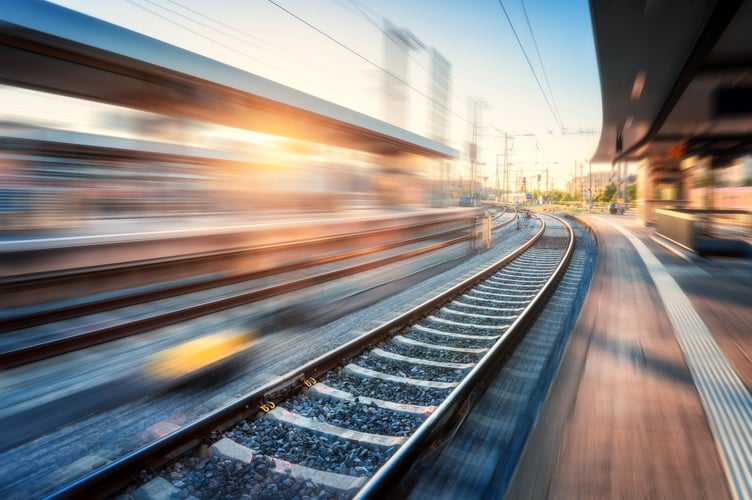 The Transport Secretary has announced a landmark deal to eliminate mobile blackspots on Britain's busiest rail routes.
