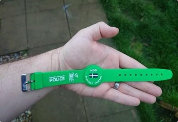 A green wristband, a ‘neurodiversity IDs’, that can be worn by those who are neurodivergent.
