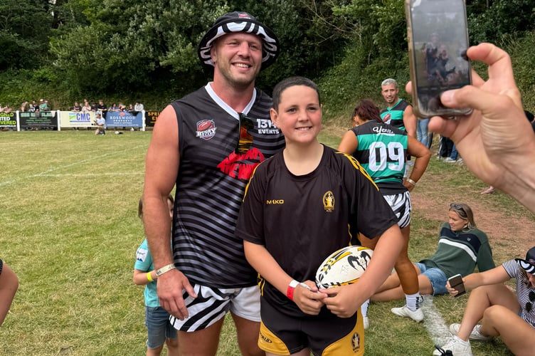Photo time for Jack Yeandle and a young Crediton RFC fan at Yenz’s Rugby Rush at Crediton Rugby Club. AQ 5909