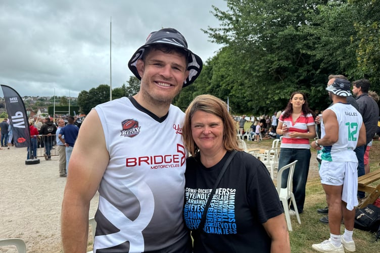 Chiefs fan Alexis Saffin grabbed a picture with retired Exeter Chiefs player Dave Ewers, who also played with Stormers Capetown and Ulster after his stint with the Chiefs.  AQ 5943
