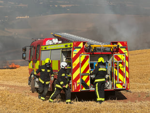 Sightseers hampering fire crews reaching Thorverton field fire
