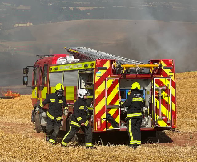 Sightseers hampering fire crews reaching Thorverton field fire
