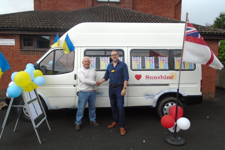 Joe Bussell meeting Rich Osborne, Chair of the Silverton Street Market Committee in 2023.
            