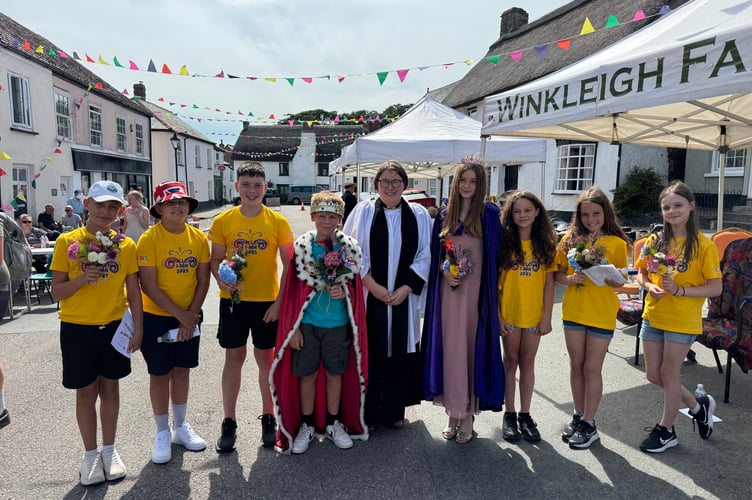 Rev Helen Blaine with Bonnie Clayton (11), Winkleigh Fair Queen and Levi Turner (11) Fair King and their attendants.  AQ 6638
