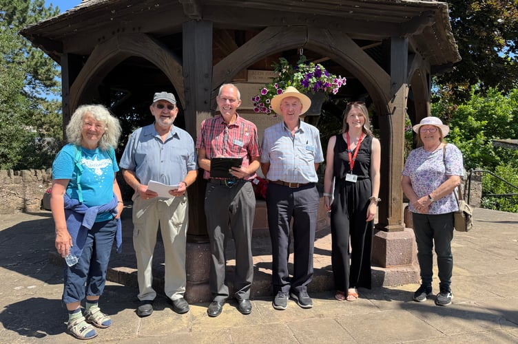 South West Britain in Bloom judges, Rod Pooley and John Yeo, centre, at Crediton War Memorial with Esther Mann, left, and Dee Ross, right, from Sustainable Crediton, with Bert Jewell and Emma Anderston, Deputy Clerk, Crediton Town Council.  AQ 6233
