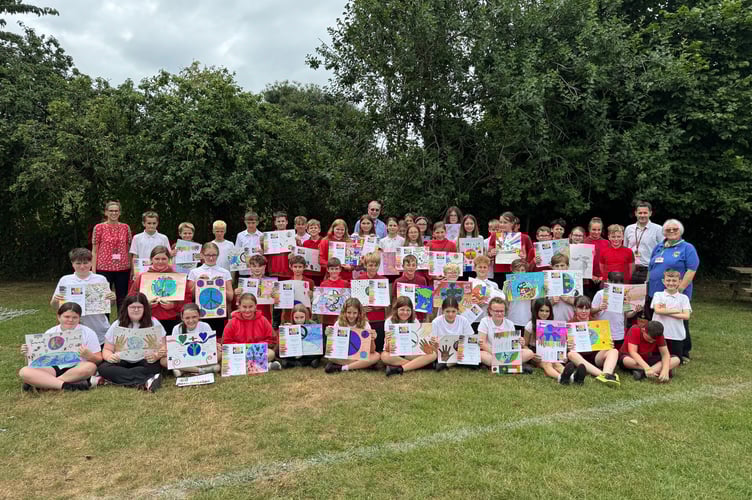 Hayward's pupils holding their peace posters with Eric Parkes, centre and Ann Whitehouse, right, with some of the school staff. AQ 6917
