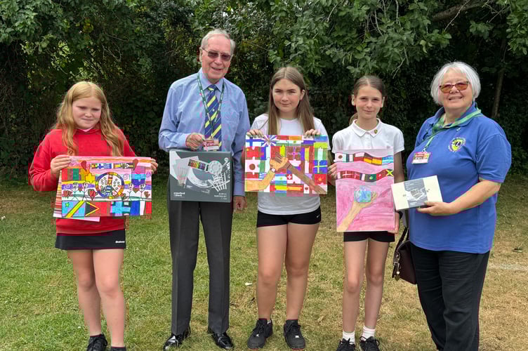 At Hayward’s School, Eric Parkes and Ann Whitehouse are pictured with the top three peace poster winners, Esme, the first prizewinner, centre. AQ 6926