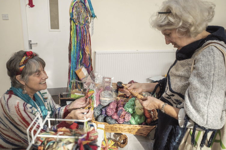 Stallholder Judi Binks talking to a customer at the 2024 EcoCrafternoon.
