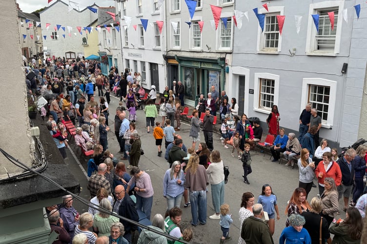 Fore Street was busy before the entertainment and grand opening of Chulmleigh Fair. AQ 7301
