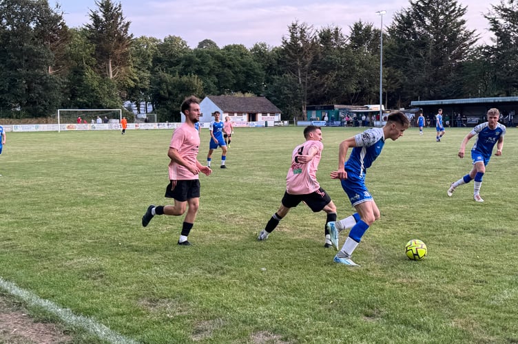 Crediton in possession during the game against Ilfracombe.  AQ 8536
