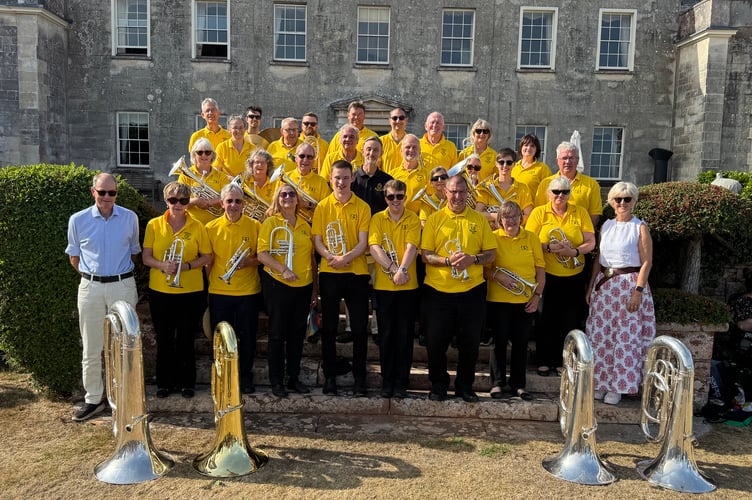 Crediton Town Band following the concert at Downes with Henry and Susan Parker, hosts, left and right.  AQ 0770

