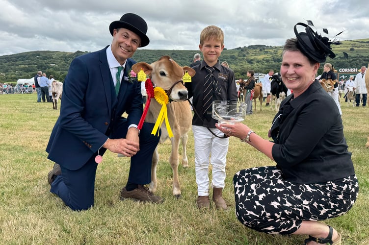 The President’s favourite, presented by President Roger Cunningham and his wife Deborah, went to Oscar Curnow with his Jersey Dairy Calf Cardinney Treasure Map Poison Ivy from Cornwall.  AQ 0232
