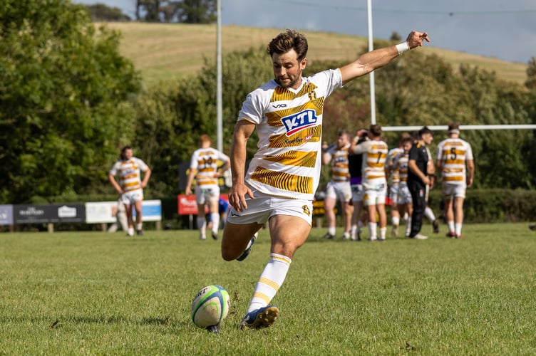 Ollie Avery-Wright about to land another conversion.

