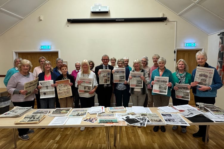 Alan Quick, Editor of the Crediton Courier, centre, with some of the members of Cheriton Fitzpaine Ladies’ Evening Organisation following his talk.  AQ 5086
