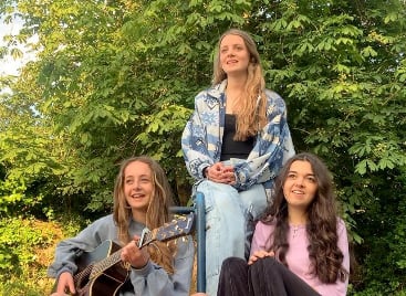 Folk-singing trio, Seraph.