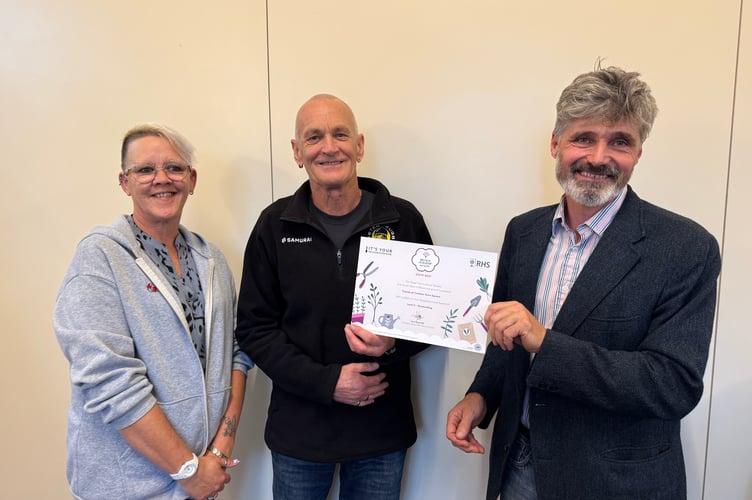 The Friends of Crediton Town Square received a Level 5 It’s Your Neighbourhood Outstanding certificate from Crediton Town Councillor Giles Fawssett. AQ 7209