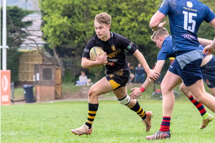 Joe Warren dodging a tackle in the 3rd XV last season