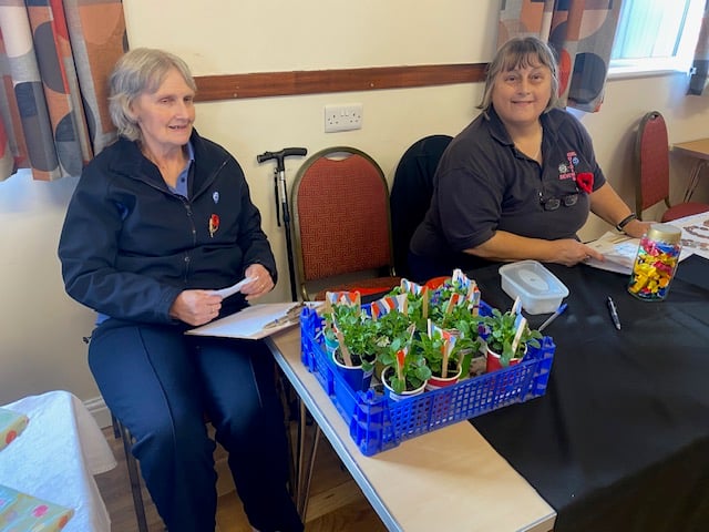 Linda with Linda Tonkin with the Brownies and Rainbows ‘Dig This’ flower pots.