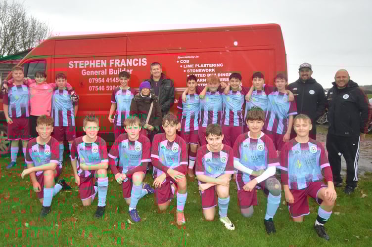 Copplestone U14s with sponsors Sarah and Steve from Stephen Francis Traditional Builders, centre