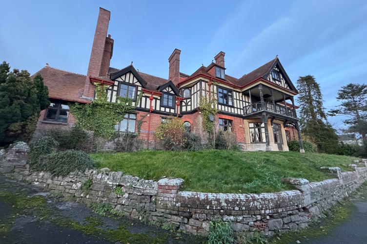QE School is selling The Mount, the disused boarding house.  AQ 0575