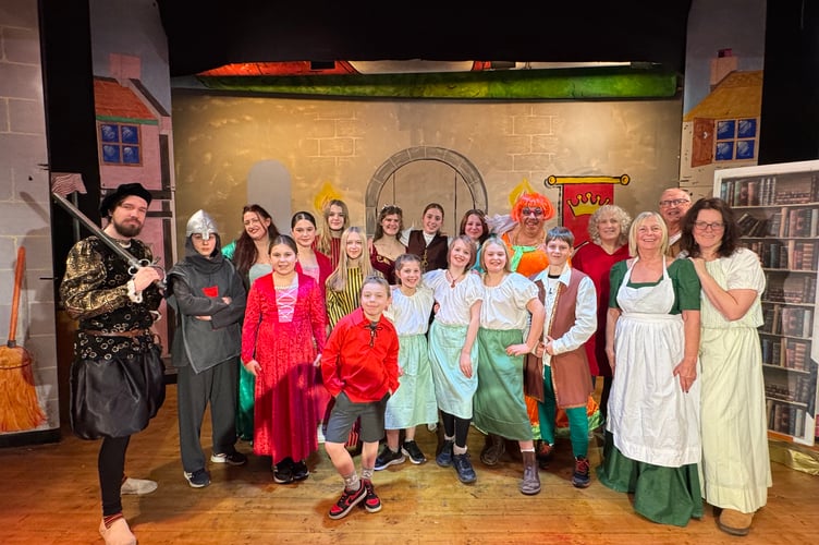 The cast of Robin Hood and The Babes in the Wood at Tedburn St Mary.  AQ 1699
