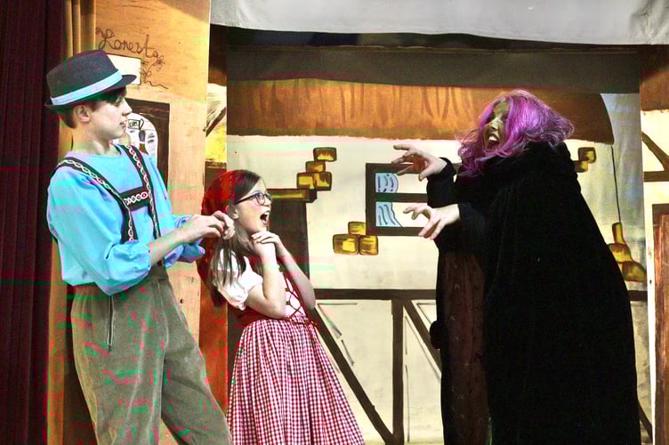 Nightshade terrifying Hansel and Gretel