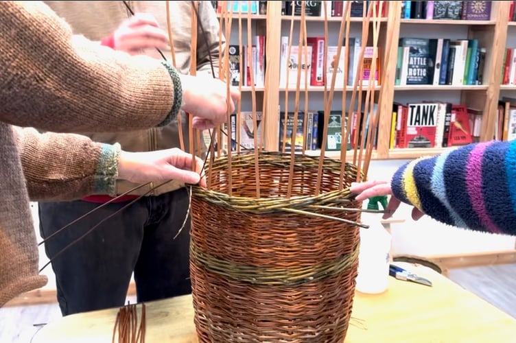 Many hands make light work.
