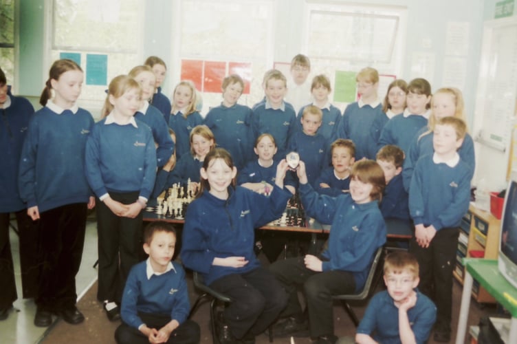 Landscore School chess champions in April 2004. DSC00121