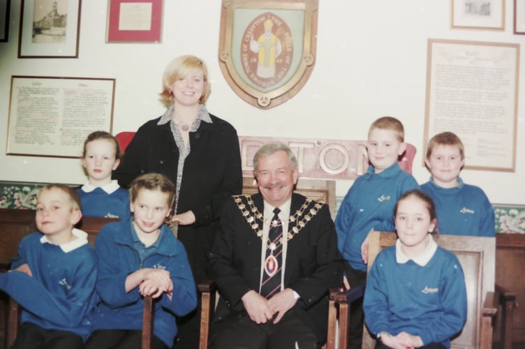Landscore schoolchildren had a visit to Crediton Town Council offices where they met Mayor Charlie Haydon in February 2005. DSC00455