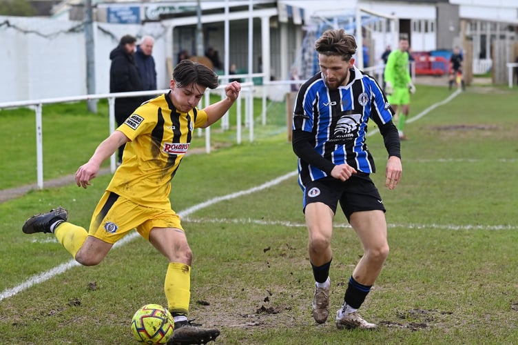 South West Peninsula League Premier East. Match action from Newton Abbot Spurs versus Crediton United. A 2-1 home win at The Rec for Spurs
