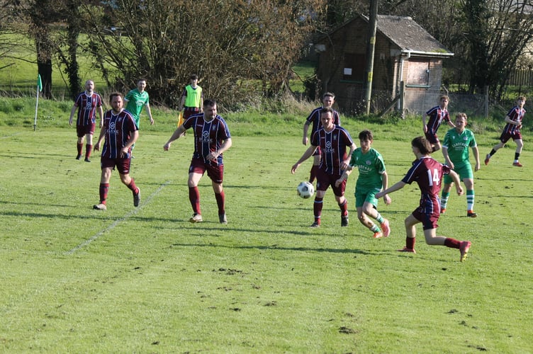 Plenty of Tedburn players but Sandford gained possession.  AQ 1140

