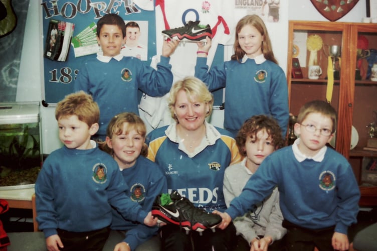 Pupils from Cheriton Fitzpaine School met Mrs Hooper, mother of Stuart Hooper, rugby player for Leeds Tykes and England Saxons in October 2005. DSC01474