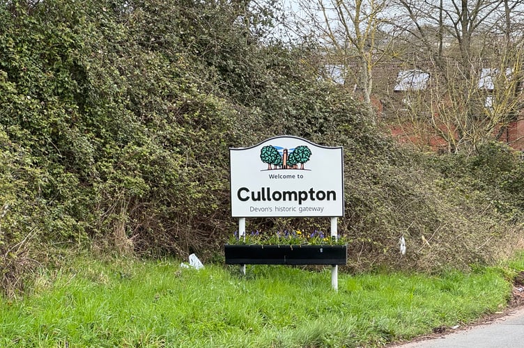 Cullompton road sign.  AQ 7206
