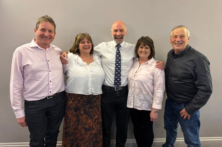 Dan Downs, centre with Sarah Chown and Ruth Friend, and their husband’s at the Farming Group dinner. AQ 6916